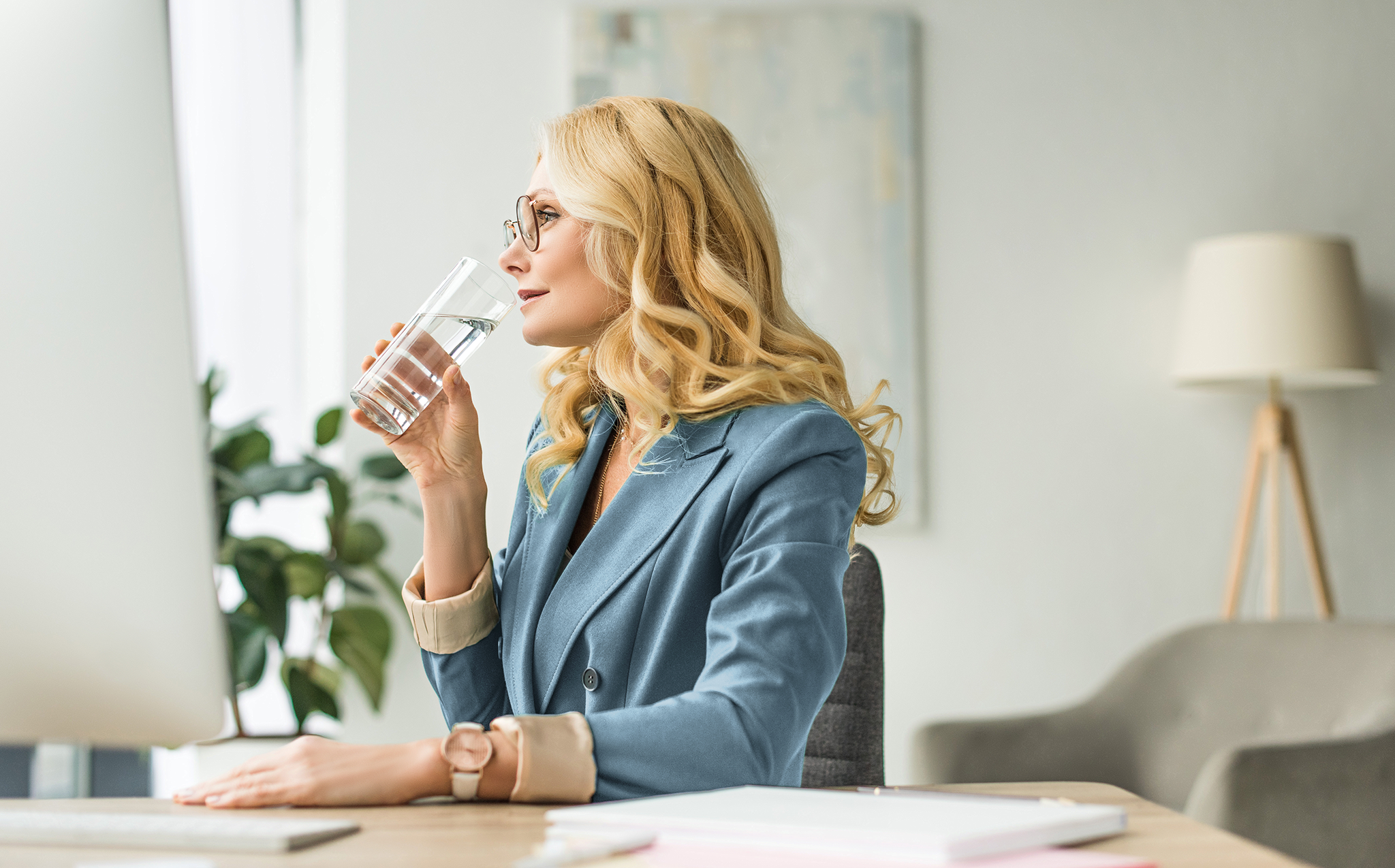 Frau trinkt ein Glas Wasser