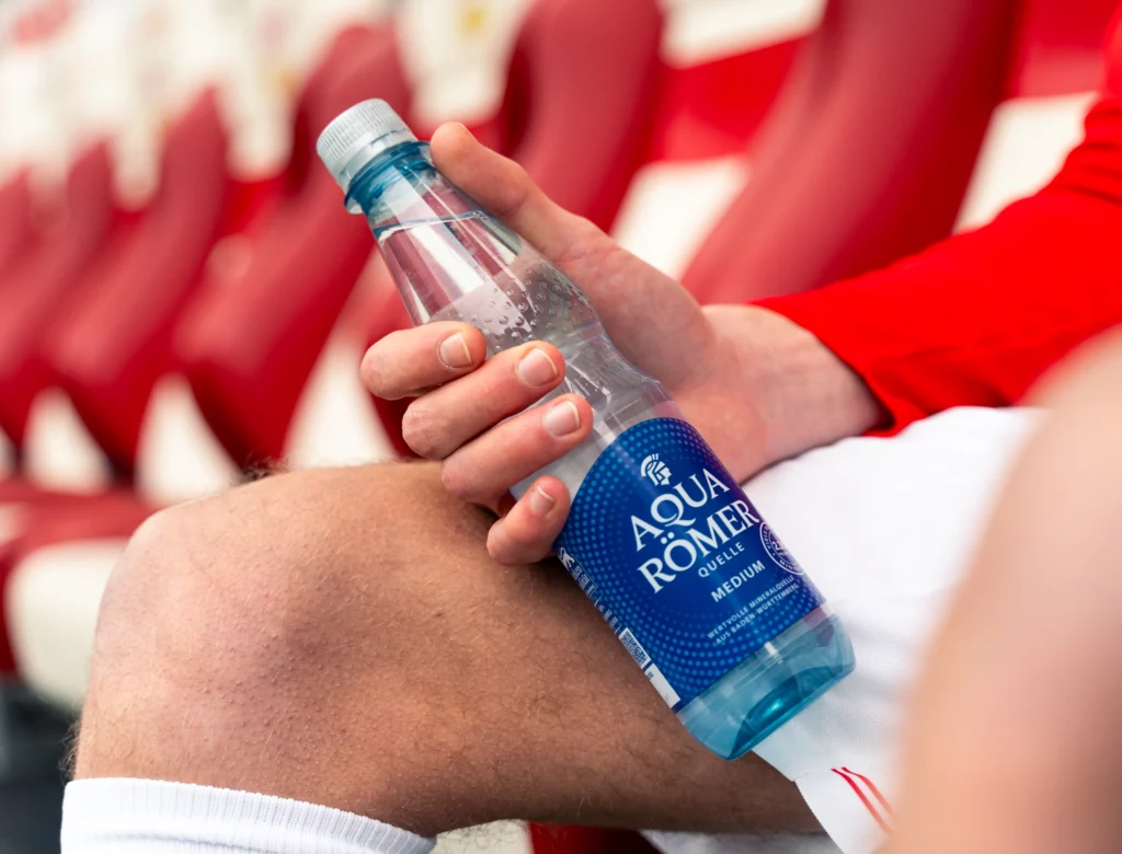 AQUA RÖMER QUELLE Mineralwasserflasche im VfB-Stuttgart-Umfeld