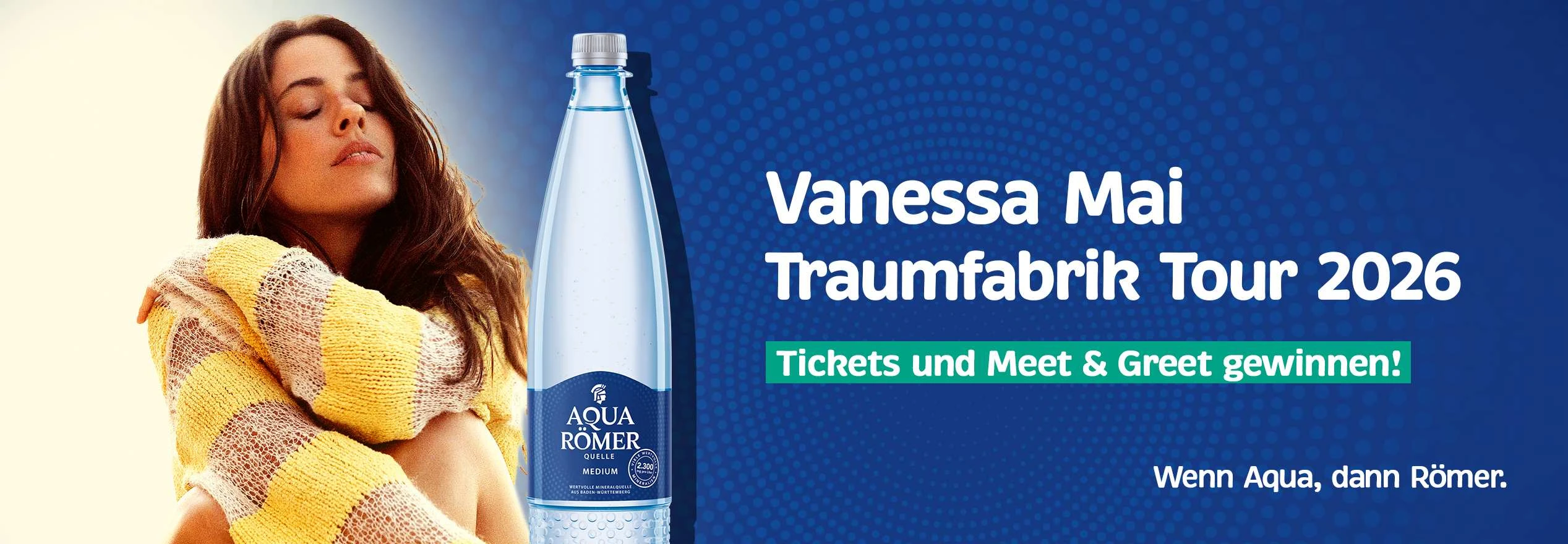 Werbemotiv mit Vanessa Mai und einer AQUA RÖMER QUELLE Medium-Flasche. Bildtext: Vanessa Mai Traumfabrik Tour 2026. Tickets und Meet & Greet gewinnen! Wenn Aqua, dann Römer.